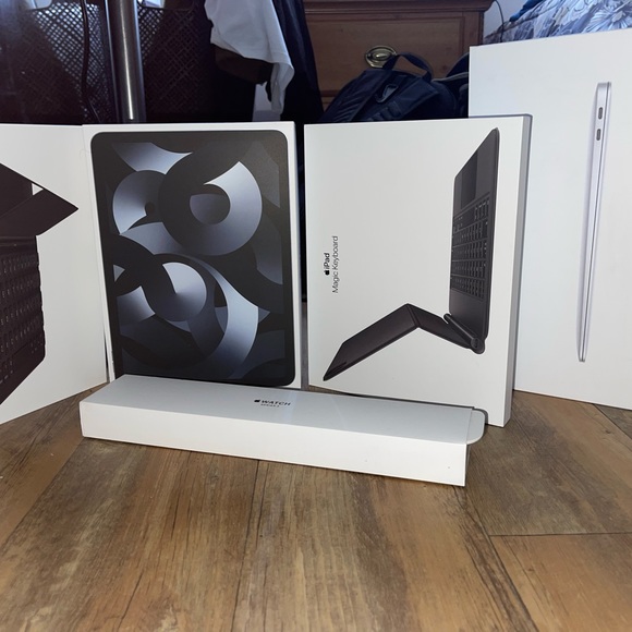 Apple iPad Air (5th Generation) (with Magic Keyboard ⌨️ and Magic Pencil ✏️ ) - Picture 7 of 9